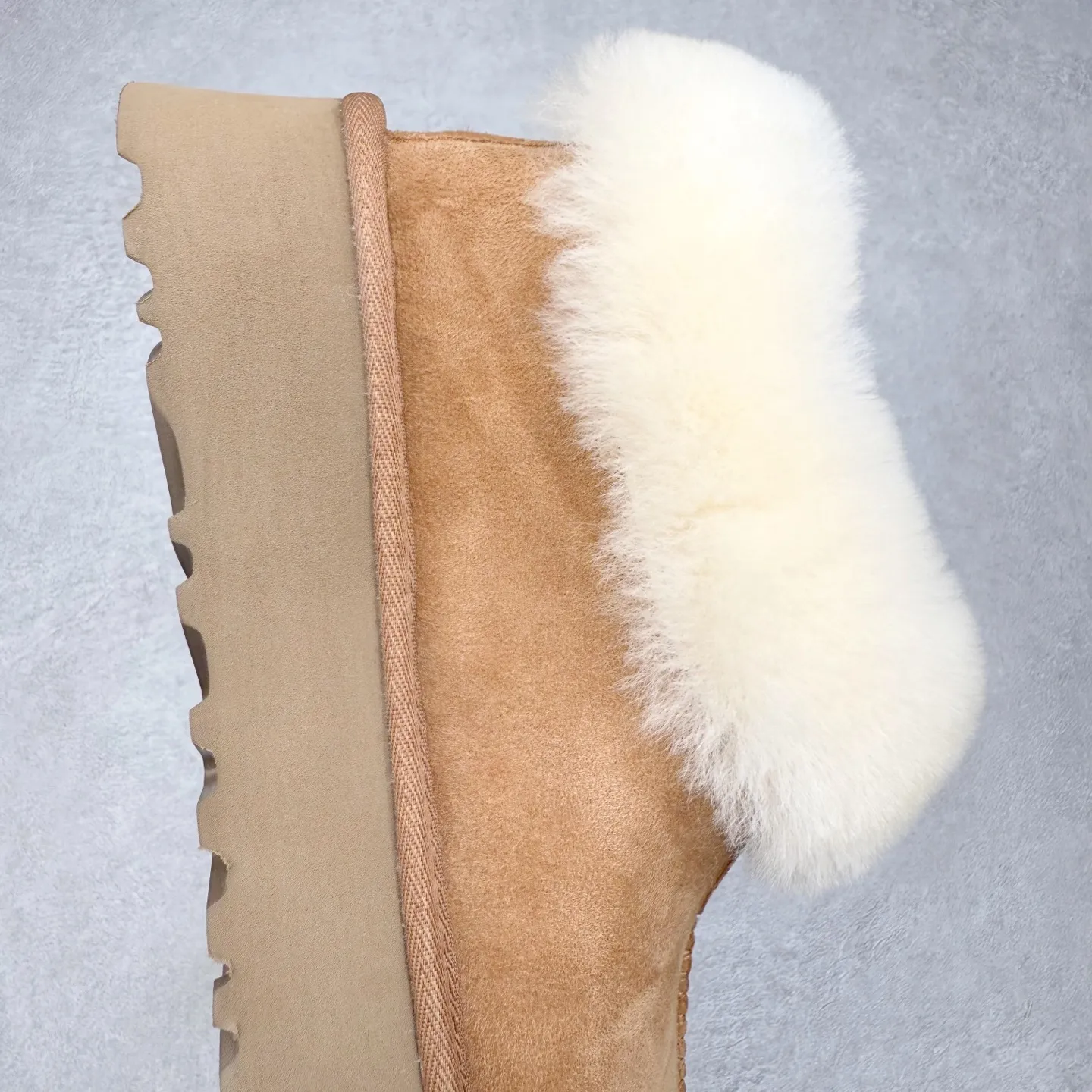 Pick up locally 💰520 UGG 4810H Tatsu special thick-soled autumn and winter sheep fur integrated snow boots. All shoes are made of ZP same factory. Longfeng A-grade Australian imported sheep fur integrated brand OEM production line. Fully follow the ZP process. OEM original pattern maker. Adhering to the principle of no original shoes and no development selection. Pay attention to every detail. The most authentic version on the market TREADLITE "Light Wing" technology outsole Lightweight/durable/flexible/pile size: 35 36 37 38 39 40 Coding: by2936070